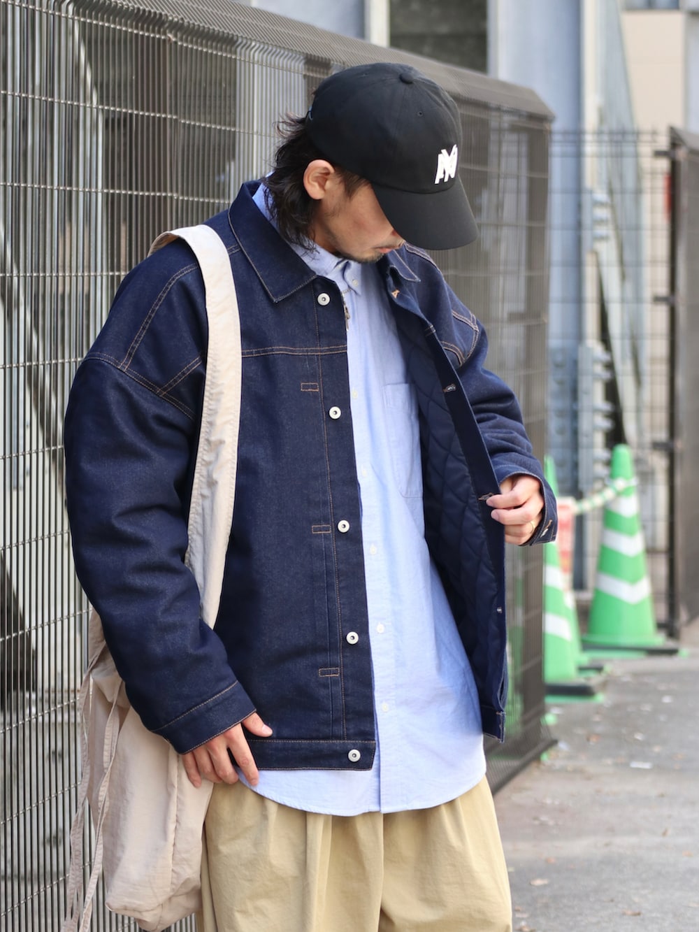 ブルー系のデニムジャケット、ブルー系のシャツ/ブラウス、ベージュ系のパンツを着用したメンズの秋コーディネートの3枚目の写真