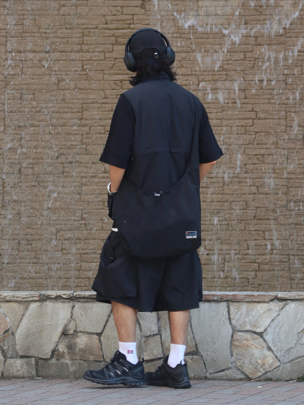 ブラック系のTシャツ/カットソー、ブラック系のその他アウター、ブラック系のスニーカーを着用したメンズの春コーディネートの2枚目の写真