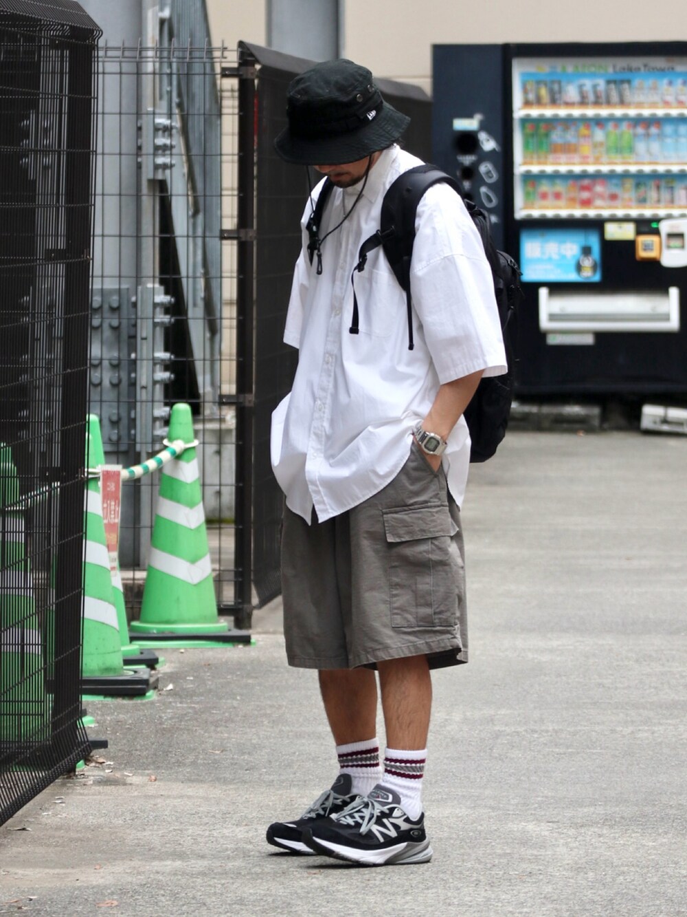 ホワイト系のシャツ/ブラウス、グレー系のその他パンツ、ブラック系のスニーカーを着用したメンズの夏コーディネートの2枚目の写真