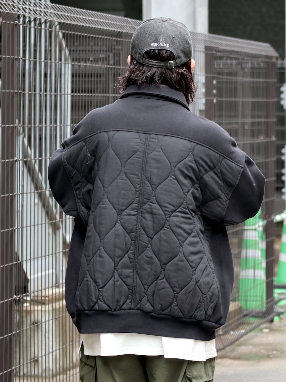 ブラック系のブルゾン、グリーン系のその他パンツを着用したメンズの秋コーディネートの4枚目の写真