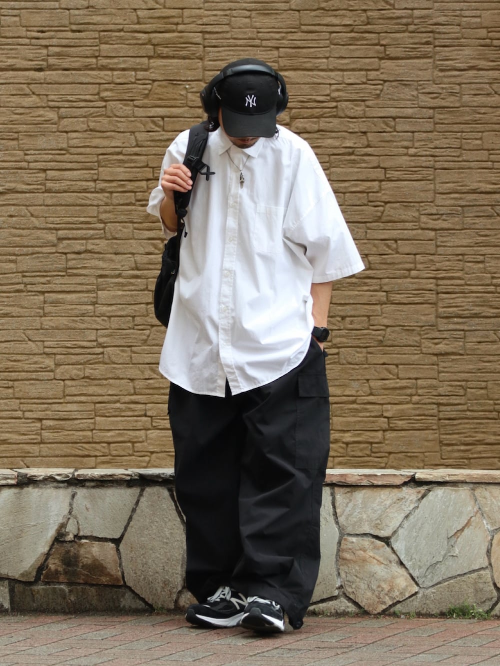 ホワイト系のシャツ/ブラウス、ブラック系のその他パンツを着用したメンズの夏コーディネートの2枚目の写真