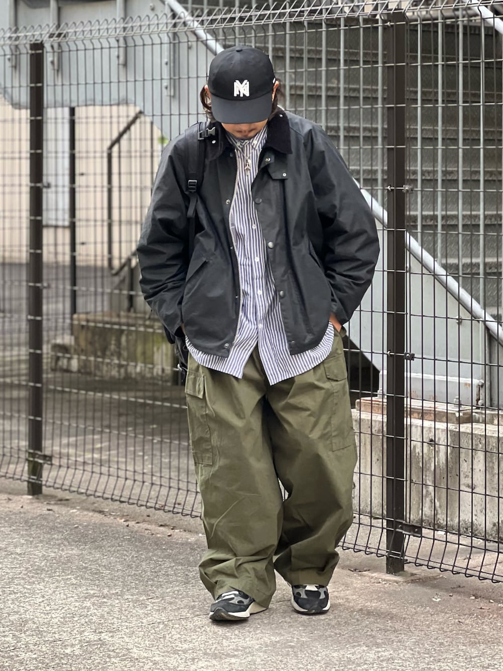 ブラック系のブルゾン、グリーン系のその他パンツ、ブラック系のスニーカーを着用したメンズの冬コーディネートの2枚目の写真