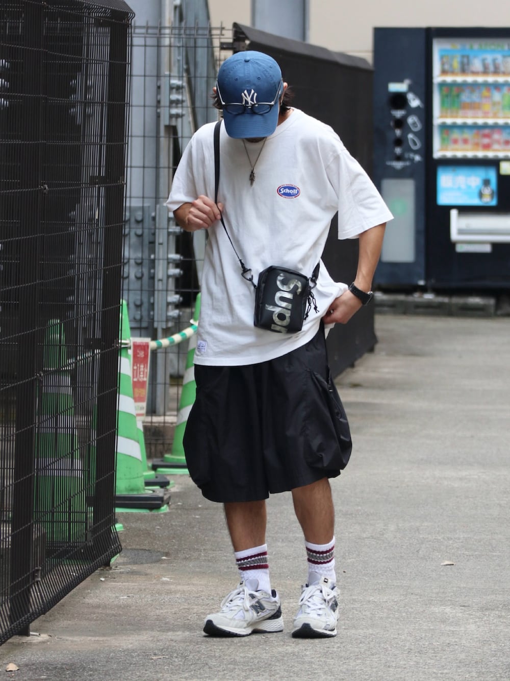 ホワイト系のTシャツ/カットソー、ブルー系のキャップ、シルバー系のピアス（片耳用）を着用したメンズの夏コーディネートの2枚目の写真