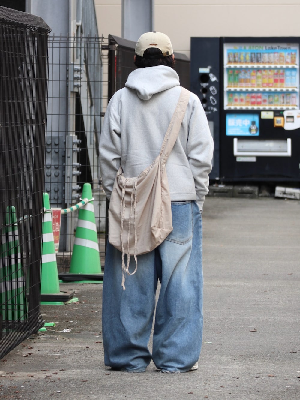 グレー系のパーカー、シルバー系のピアス（片耳用）を着用したメンズの秋コーディネートの3枚目の写真