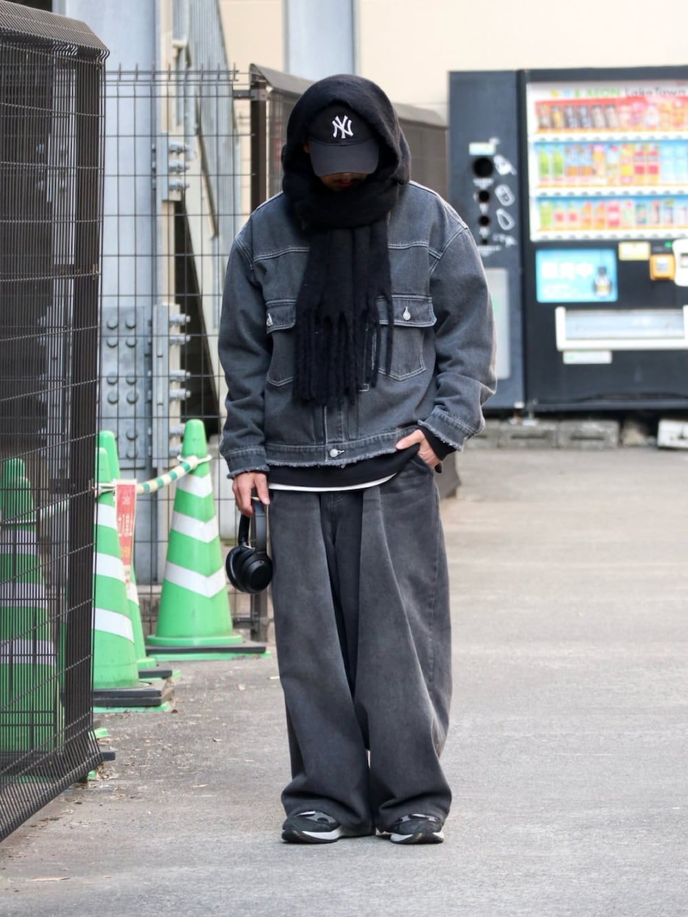 ブラック系のデニムジャケット、ブラック系のデニムパンツを着用したメンズの冬コーディネートの2枚目の写真