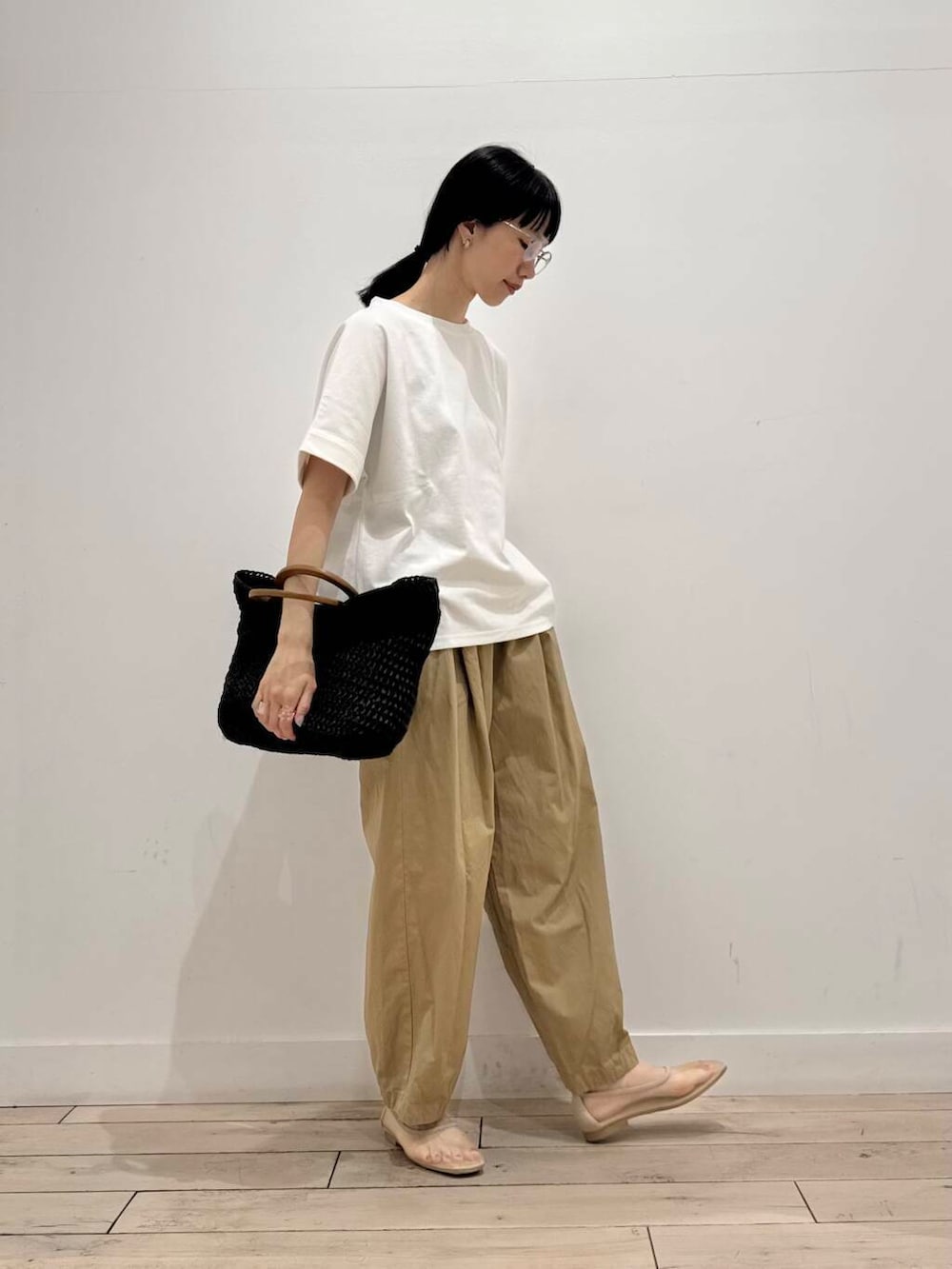 「Tシャツ、イージーパンツ、ママコーデ、RODESKO、SMELLY、クロップドパンツ、doors、低身長コーデ、URTECH、30代、ブルベ夏、骨格ナチュラル、ペーパーバッグ、シアーパンプス、洒落見えカットソーコーデ」｜「RODE SKOのウッドハンドルペーパーバッグ（トートバッグ、ブラック系）」を使った、くどうさん（レディース・157cm）の夏コーディネートの2枚目の写真
