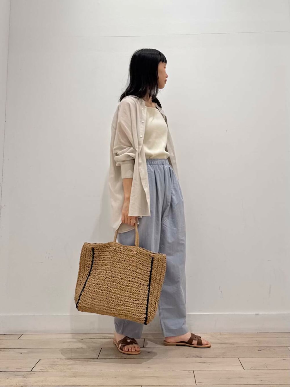 「シャツ、イージーパンツ、ママコーデ、サンダル、SMELLY、タンクトップ、doors、低身長コーデ、30代、ブルベ夏、骨格ナチュラル、サルエルパンツ、ペーパーバッグ」|「URBAN RESEARCH DOORSのペーパートートバッグ(トートバッグ、ベージュ系)」を使った、くどうさん(レディース・157cm)の夏コーディネートの2枚目の写真