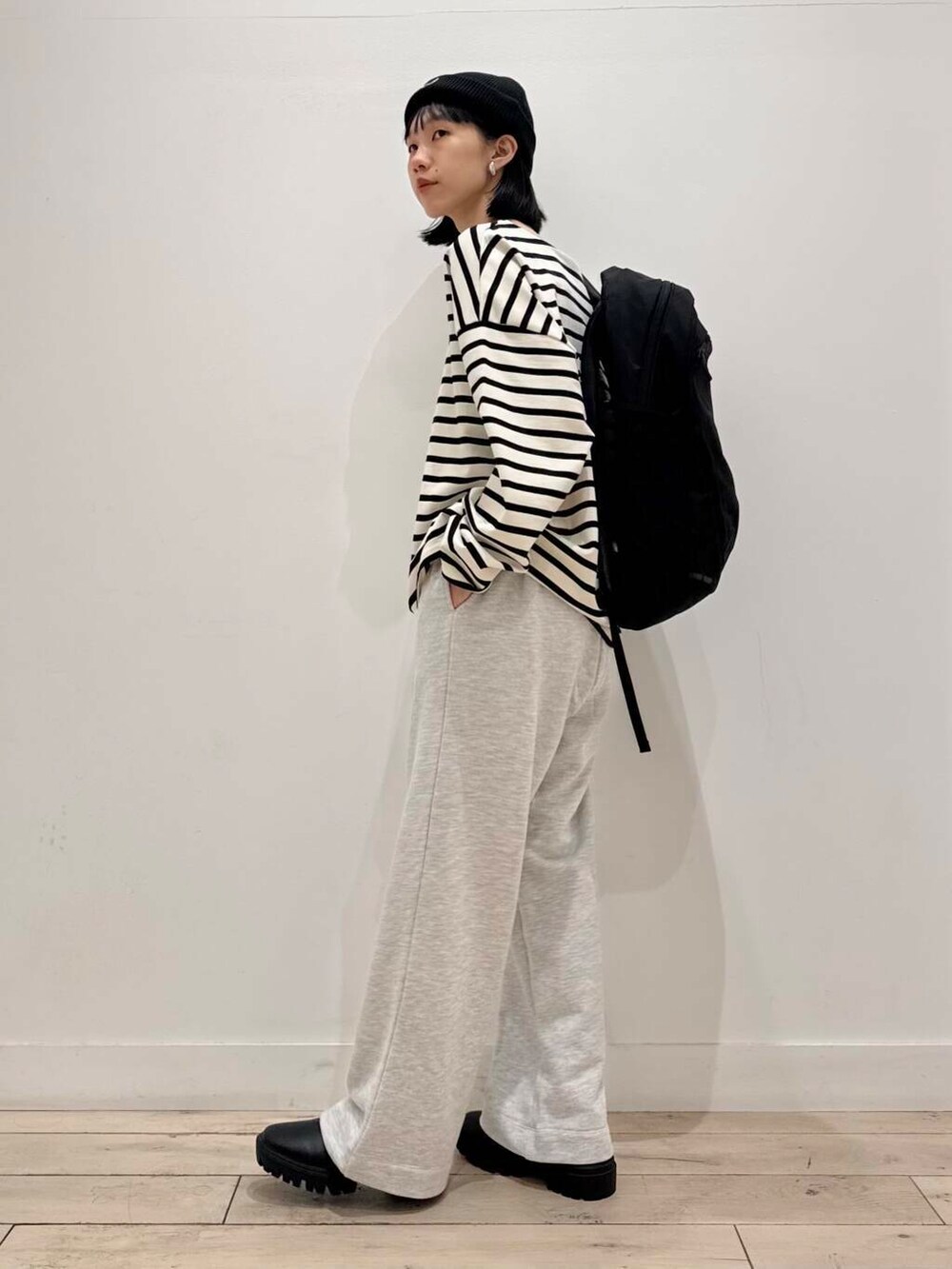 ブラック系のブーツ、ホワイト系のTシャツ/カットソー、ブラック系のバックパック/リュックを着用したレディースの秋コーディネートの2枚目の写真