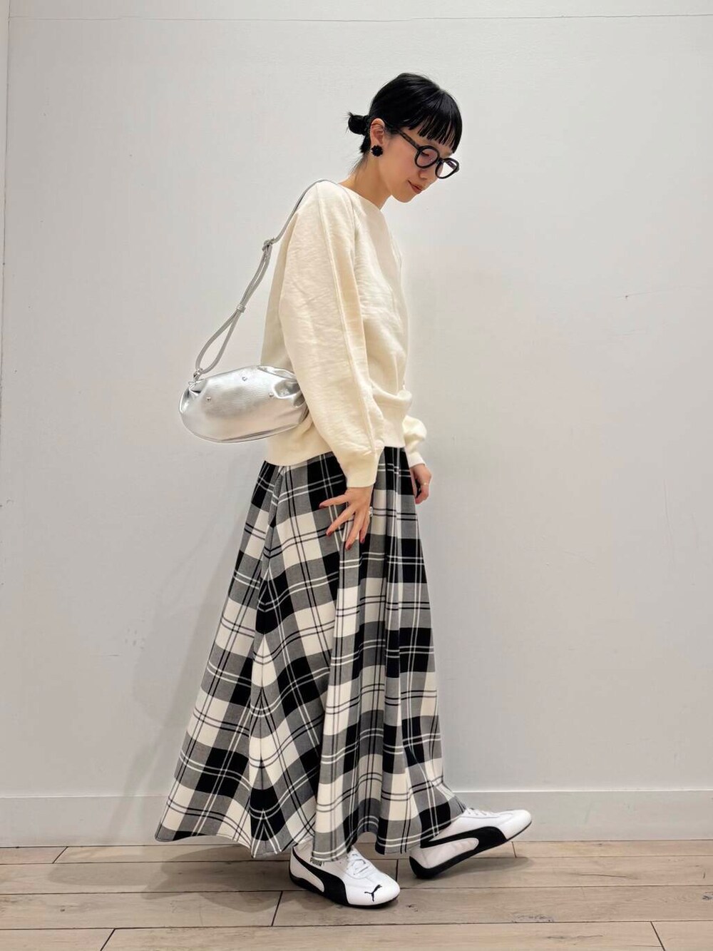 ブラック系のその他アウター、ホワイト系のスウェット、ホワイト系のスカートを着用したレディースの冬コーディネートの5枚目の写真