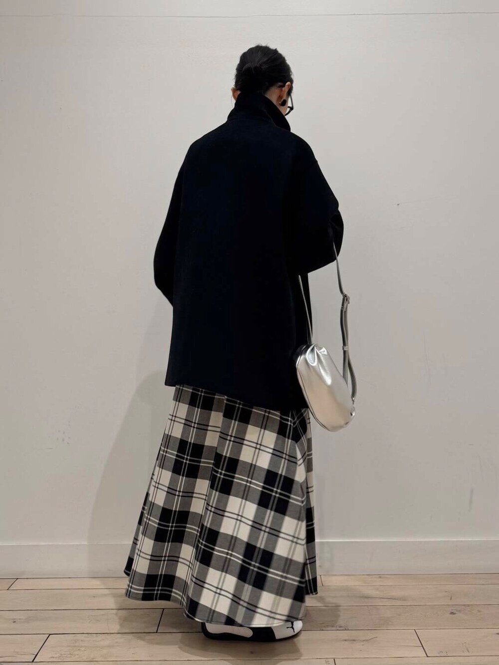 ブラック系のその他アウター、ホワイト系のスウェット、ホワイト系のスカートを着用したレディースの冬コーディネートの3枚目の写真