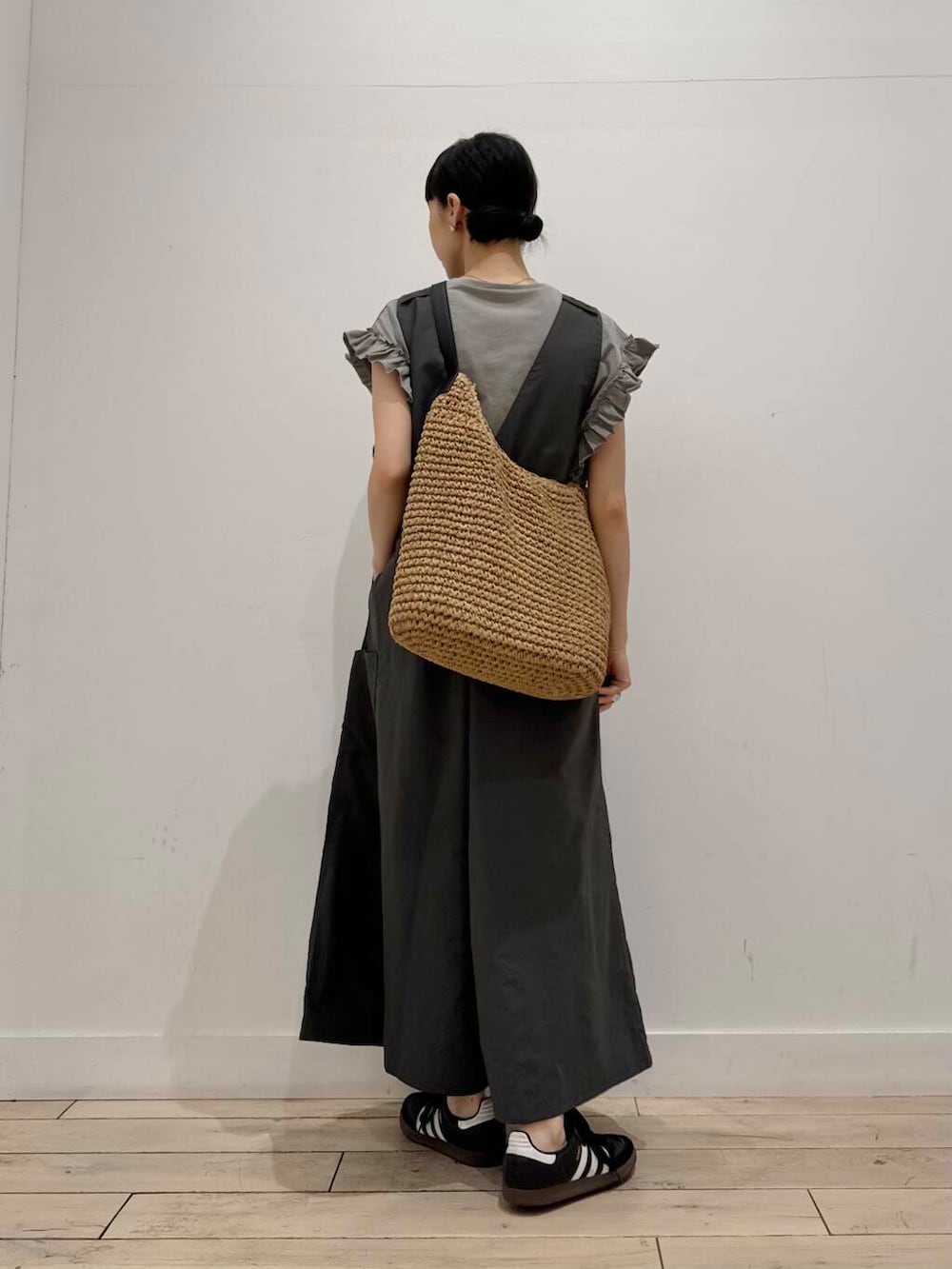 「大人カジュアル、スニーカー、ママコーデ、ショルダーバッグ、ナイロン、シンプルコーデ、RODESKO、サロペット、Gramicci、doors、低身長コーデ、EKAL、30代、ブルベ夏、骨格ナチュラル」｜「Gramicciの『別注』『撥水/2WAY仕様』GRAMICCI　アクティブナイロンサロペット（サロペット/オーバーオール、グレー系）」を使った、くどうさん（レディース・157cm）の春コーディネートの2枚目の写真