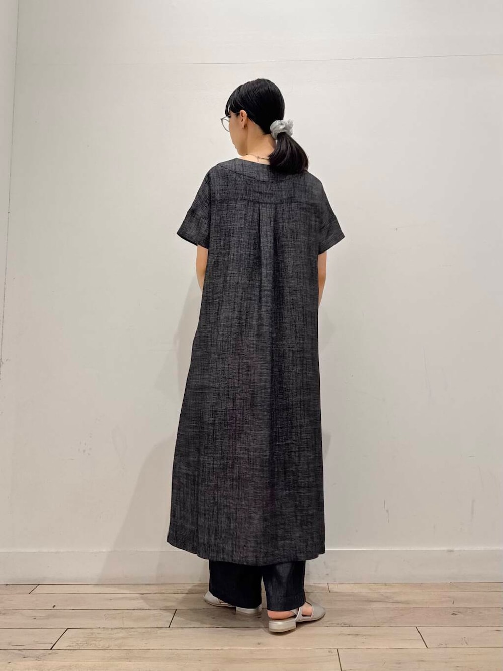 「ワンピース、イージーパンツ、ママコーデ、サンダル、RODESKO、デニムパンツ、SMELLY、doors、低身長コーデ、30代、ブルベ夏、骨格ナチュラル、ペーパーバッグ」｜「RODE SKOのペーパーショルダートートバッグ（トートバッグ、ベージュ系）」を使った、くどうさん（レディース・157cm）の夏コーディネートの3枚目の写真