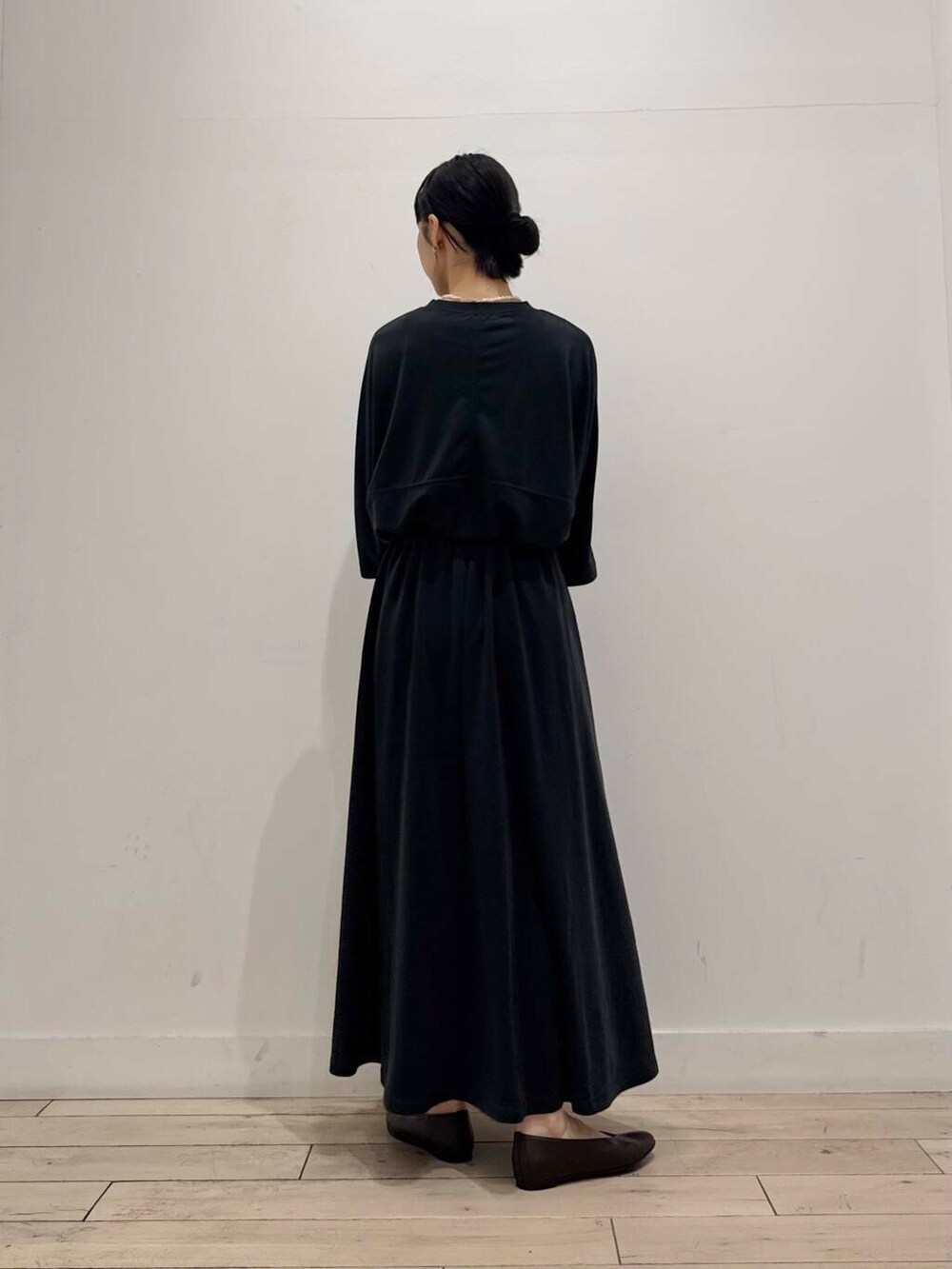 ブラウン系のパンプス、ブラック系のTシャツ/カットソー、ブラック系のスカートを着用したレディースの夏コーディネートの3枚目の写真