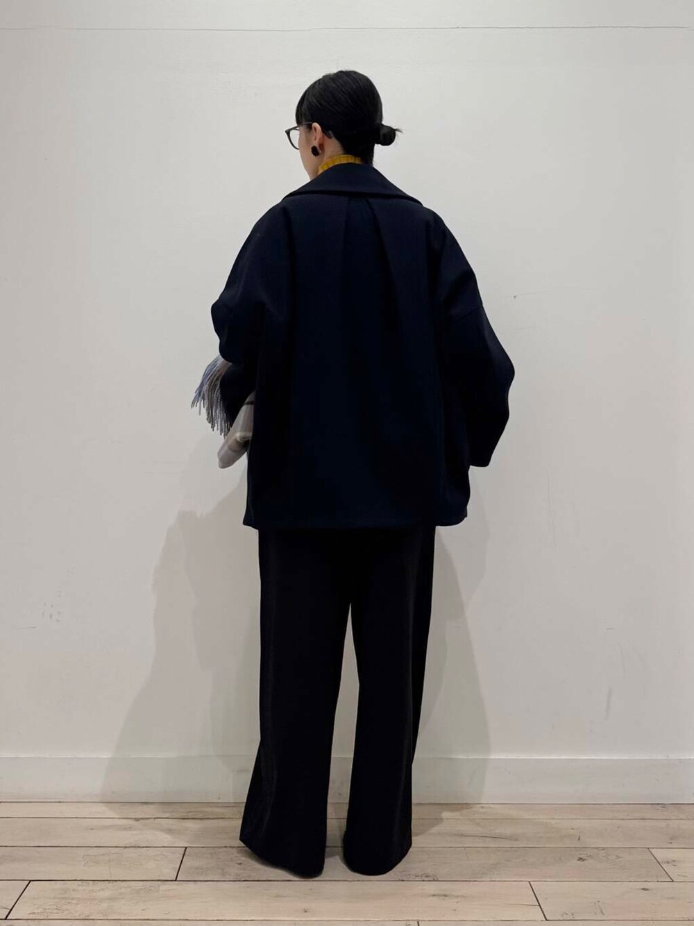 ブラック系のパンプス、ブルー系のその他アウター、ブラック系のサロペット/オーバーオールを着用したレディースの冬コーディネートの3枚目の写真