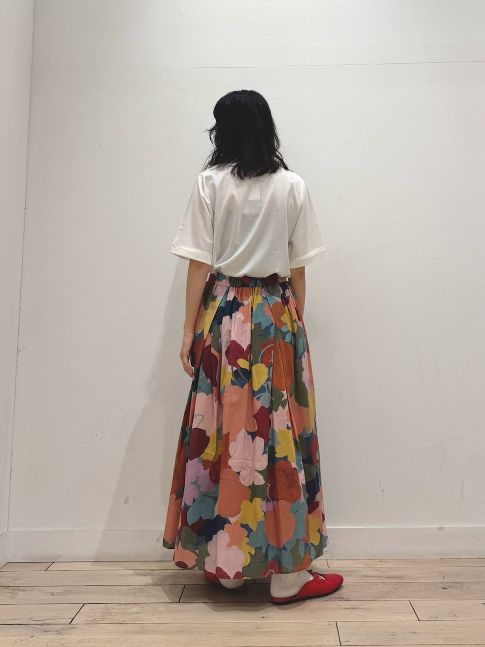 「DOORS、doors、かぐれ、st2508、30代コーデ、ママコーデ、低身長、低身長コーデ、骨格ナチュラル、Tシャツ、リバティ、スカート」｜「URBAN RESEARCH DOORSの『UVカット/接触冷感 /マシンウォッシャブル』シルキーコットンロールスリーブプルオーバー（Tシャツ/カットソー、ホワイト系）」を使った、くどうさん（骨格ナチュラル・レディース・157cm）の夏コーディネートの4枚目の写真
