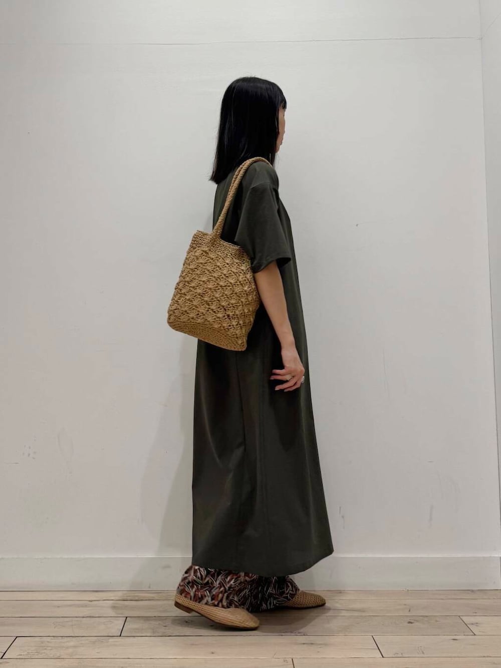 「ワンピース、イージーパンツ、ママコーデ、RODESKO、SMELLY、吸水速乾、doors、低身長コーデ、30代、軽量、ブルベ夏、メッシュパンプス、骨格ナチュラル、ペーパーバッグ、ワンピース×低身長」｜「RODE SKOのペーパーショルダートートバッグ（トートバッグ、ベージュ系）」を使った、くどうさん（レディース・157cm）の夏コーディネートの2枚目の写真