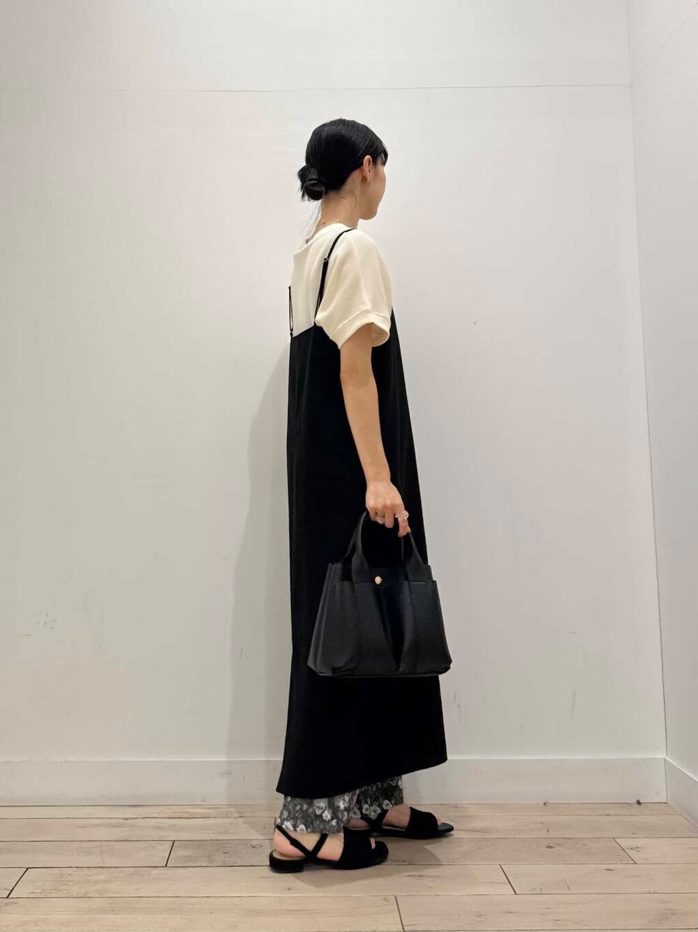 「キャミワンピース、イージーパンツ、ママコーデ、サンダル、RODESKO、トートバッグ、フラワープリント、SMELLY、フレンチスリーブ、doors、低身長コーデ、30代、ブルベ夏、骨格ナチュラル、洒落見えイージーパンツ×サンダル」|「SMELLYのSMELLY so’ cable chain necklace(ネックレス、シルバー系)」を使った、くどうさん(レディース・157cm)の夏コーディネートの2枚目の写真