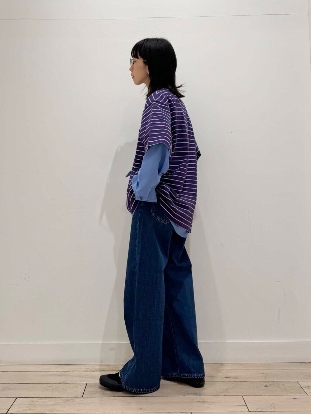 「シャツ、lee、大人カジュアル、デニム、ワイドパンツ、vans、Tシャツ、別注、ママコーデ、シンプルコーデ、ボーダー、doors、低身長コーデ、30代、ママファッション」｜「URBAN RESEARCH DOORSの『WEB/一部店舗限定サイズ』『吸水速乾』セオアルファバンドカラーロングスリーブシャツ（シャツ/ブラウス、ブルー系）」を使った、くどうさん（レディース・157cm）の春コーディネートの4枚目の写真