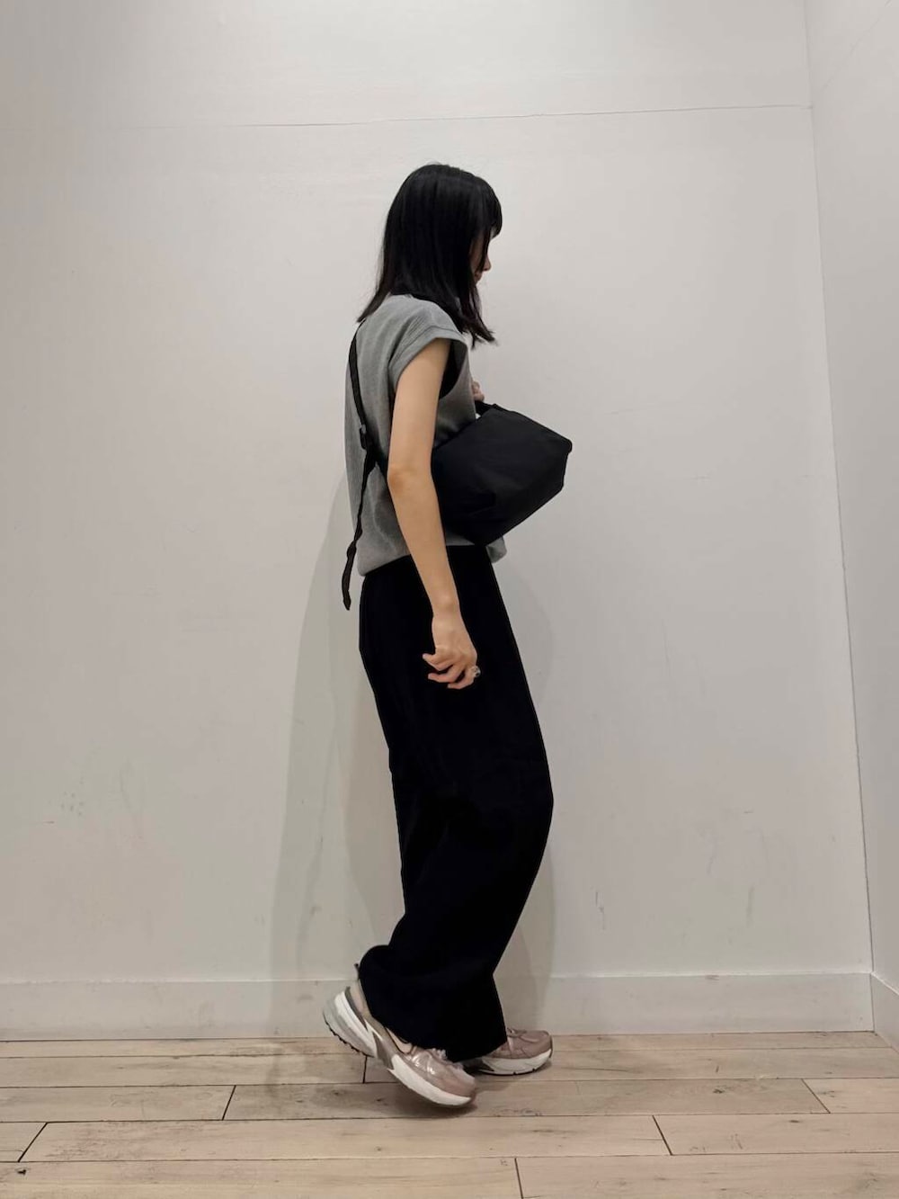 「スニーカー、イージーパンツ、ママコーデ、ショルダーバッグ、FORK&SPOON、NIKE、ノースリーブ、SMELLY、doors、低身長コーデ、30代、ドライタッチ、ブルベ夏、骨格ナチュラル、私が選ぶセールアイテム25ss」｜「SMELLYのSMELLY so’　grain necklace（ネックレス、シルバー系）」を使った、くどうさん（レディース・157cm）の夏コーディネートの2枚目の写真