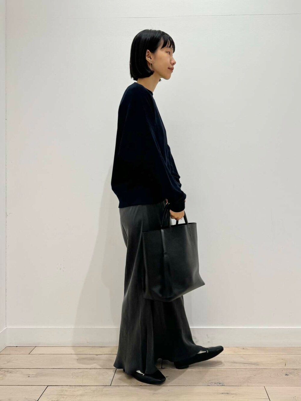 ブラック系のローファー、ブラック系のトートバッグ、ブルー系のTシャツ/カットソーを着用したレディースの夏コーディネートの2枚目の写真