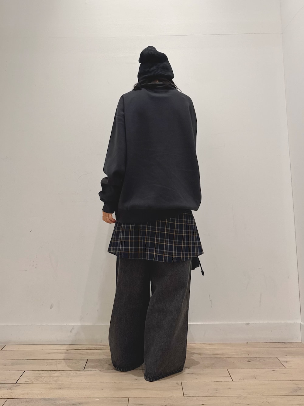 グレー系のスウェット、ブラック系のデニムパンツ、ブラック系のショルダーバッグを着用したレディースの秋コーディネートの3枚目の写真