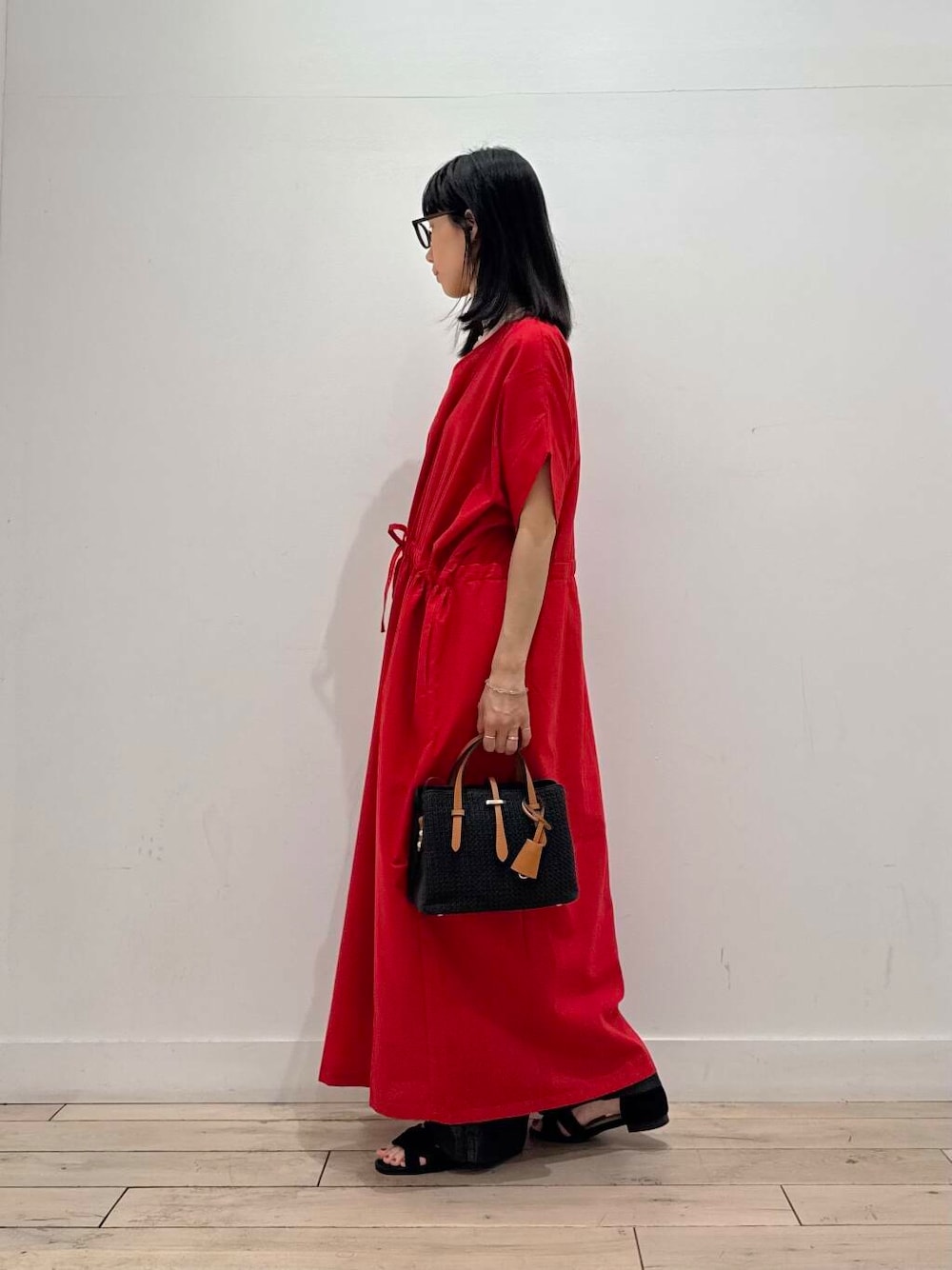 「ワンピース、デニム、イージーパンツ、ママコーデ、サンダル、RODESKO、トートバッグ、SMELLY、高機能リネン、doors、低身長コーデ、URTECH、30代、ブルベ夏、骨格ナチュラル」|「RODE SKOのチャーム付メッシュミニバッグ(ハンドバッグ、ブラック系)」を使った、くどうさん(レディース・157cm)の夏コーディネートの4枚目の写真