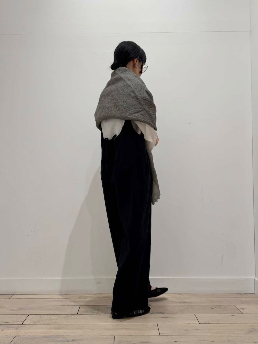 「大人カジュアル、モノトーン、ママコーデ、シンプルコーデ、RODESKO、サロペット、チェックストール、SMELLY、リネン、doors、低身長コーデ、30代、シアーt、ブルベ夏、メッシュパンプス」｜「SMELLYのステンレスレイヤードチェーンバングル（バングル/リストバンド、シルバー系）」を使った、くどうさん（レディース・157cm）の春コーディネートの2枚目の写真