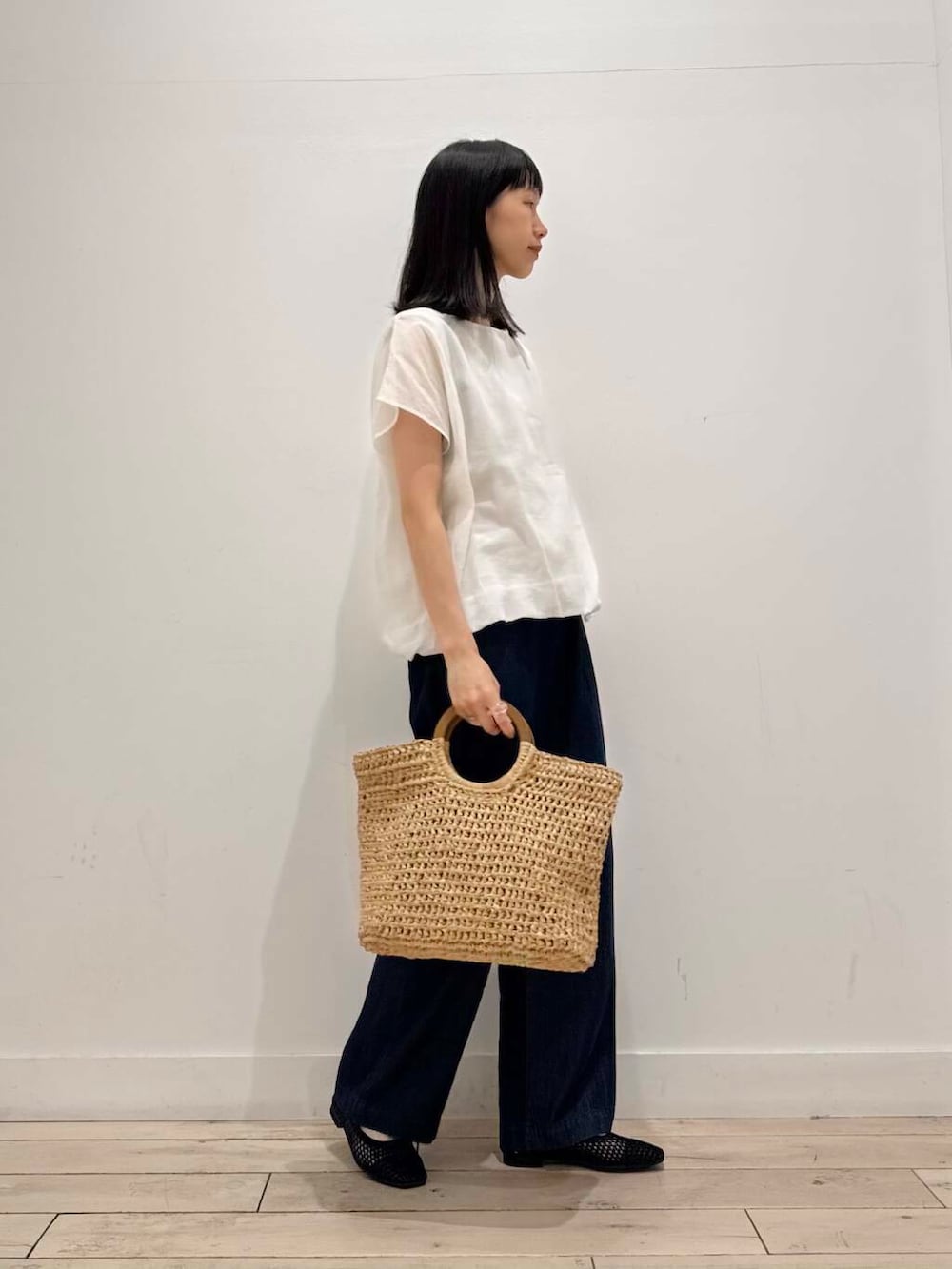 「デニム、イージーパンツ、ママコーデ、RODESKO、レイヤード、SMELLY、doors、低身長コーデ、30代、ブルベ夏、メッシュパンプス、骨格ナチュラル、ペーパーバッグ、夏の涼しげパンツコーデ」｜「RODE SKOのウッドハンドルペーパーバッグ（トートバッグ、ベージュ系）」を使った、くどうさん（レディース・157cm）の夏コーディネートの2枚目の写真