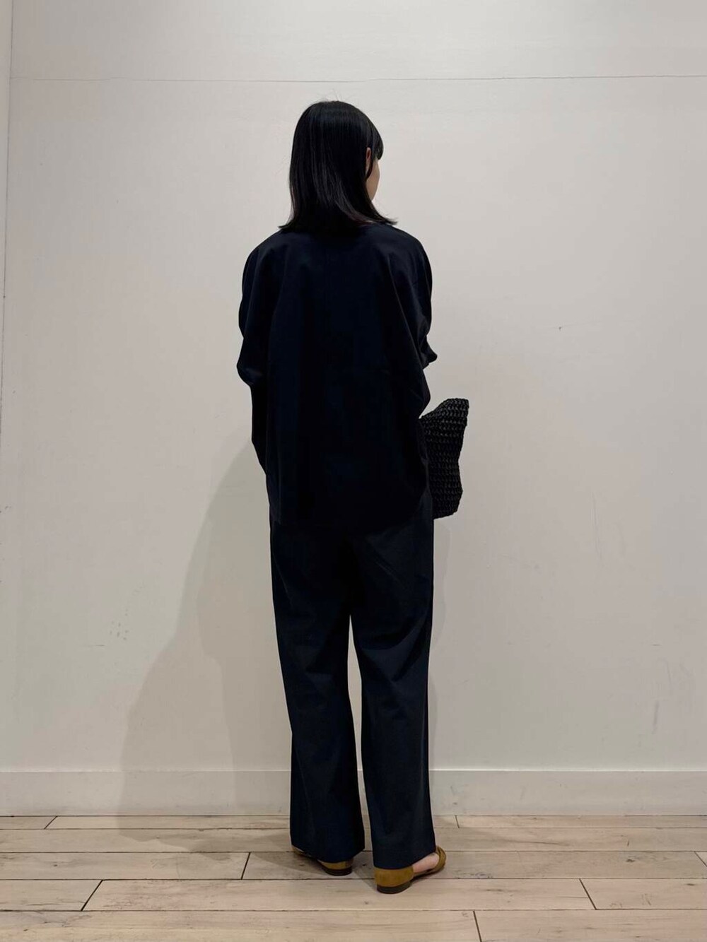 ブラック系のトートバッグ、イエロー系のサンダル、グレー系のその他パンツを着用したレディースの春コーディネートの3枚目の写真