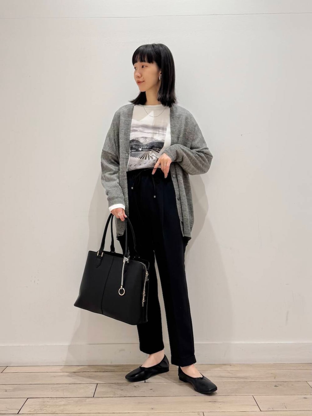 「大人カジュアル、イージーパンツ、ママコーデ、テーパードパンツ、シンプルコーデ、バレエシューズ、RODESKO、トートバッグ、ネックレス、SMELLY、リネン、doors、低身長コーデ、30代、ママファッション」|「RODE SKOのセンターステッチトートバッグ(トートバッグ、ブラック系)」を使った、くどうさん(レディース・157cm)の春コーディネートの6枚目の写真