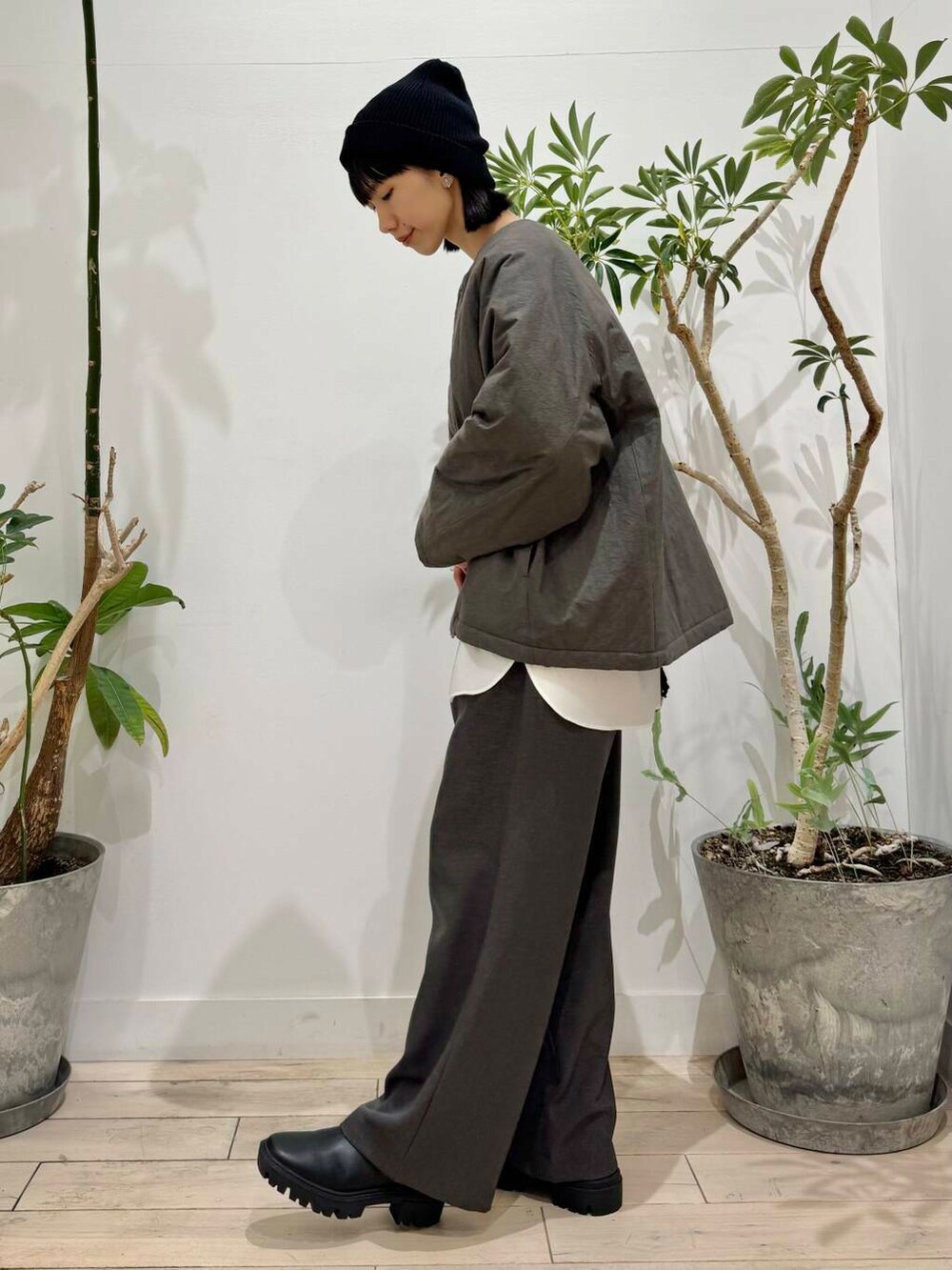 ブラック系のショルダーバッグ、ブラック系のブーツ、グレー系のその他パンツを着用したレディースの秋コーディネートの4枚目の写真