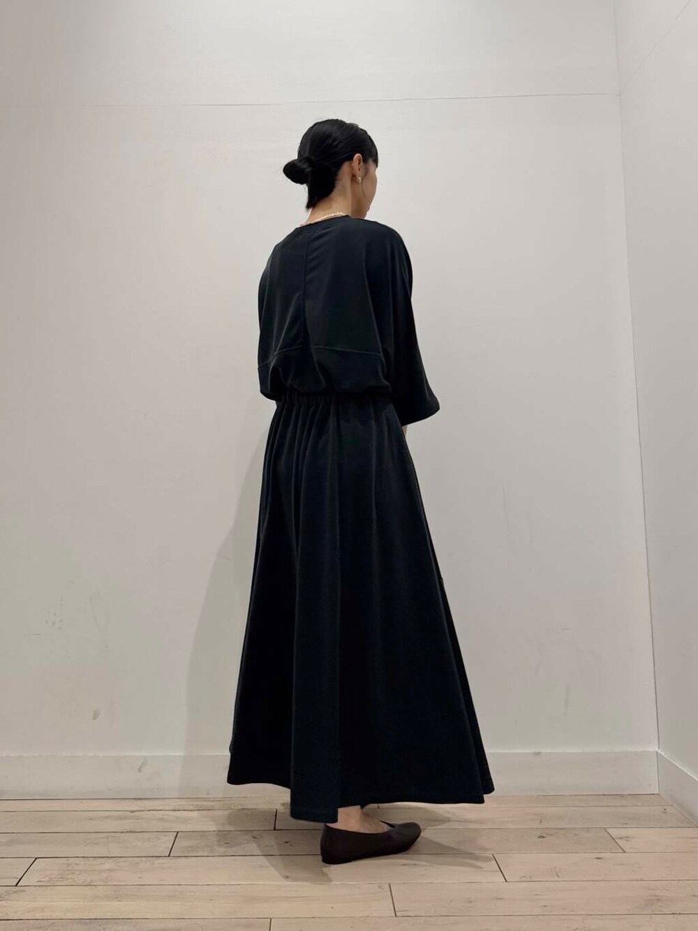 ブラウン系のパンプス、ブラック系のTシャツ/カットソー、ブラック系のスカートを着用したレディースの夏コーディネートの2枚目の写真