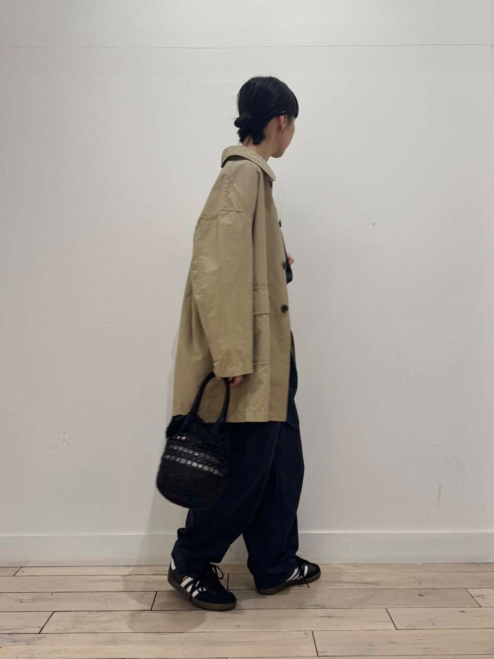 「大人カジュアル、Tシャツ、別注、ママコーデ、シンプルコーデ、RODESKO、adidas、doors、低身長コーデ、EKAL、URTECH、30代、ママファッション、メンズ、ブルベ夏」｜「FORK&SPOONのFORK&SPOON　バルカラーライトコート（ステンカラーコート、ベージュ系）」を使った、くどうさん（レディース・157cm）の春コーディネートの5枚目の写真