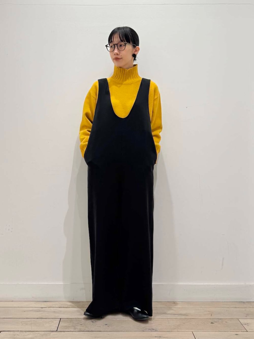 ブラック系のパンプス、ブルー系のその他アウター、ブラック系のサロペット/オーバーオールを着用したレディースの冬コーディネートの5枚目の写真