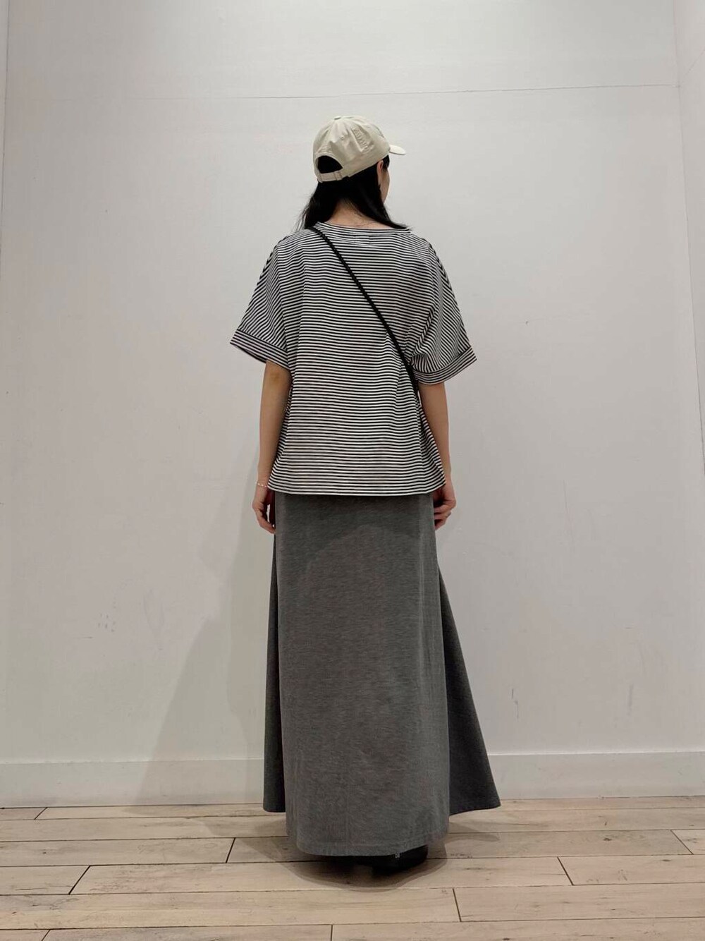 「Tシャツ、ママコーデ、ショルダーバッグ、サンダル、ボーダー、キャップ、RODESKO、SMELLY、OOFOS、doors、低身長コーデ、URTECH、30代、スウェットスカート、ブルベ夏」｜「OOFOSのOOFOS　Ooriginal（サンダル、ブラック系）」を使った、くどうさん（レディース・157cm）の夏コーディネートの4枚目の写真