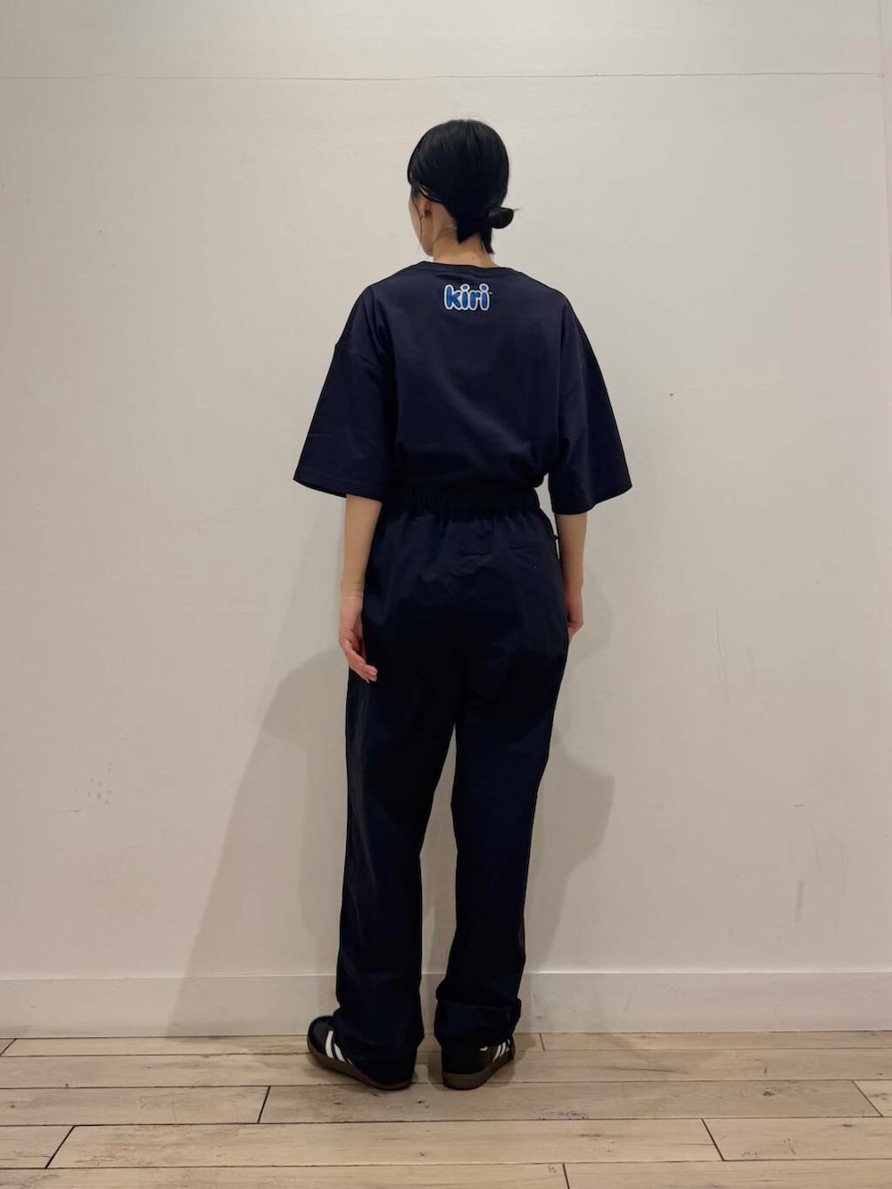 「大人カジュアル、Tシャツ、別注、ママコーデ、シンプルコーデ、RODESKO、adidas、doors、低身長コーデ、EKAL、URTECH、30代、ママファッション、メンズ、ブルベ夏」｜「FORK&SPOONのFORK&SPOON　バルカラーライトコート（ステンカラーコート、ベージュ系）」を使った、くどうさん（レディース・157cm）の春コーディネートの2枚目の写真