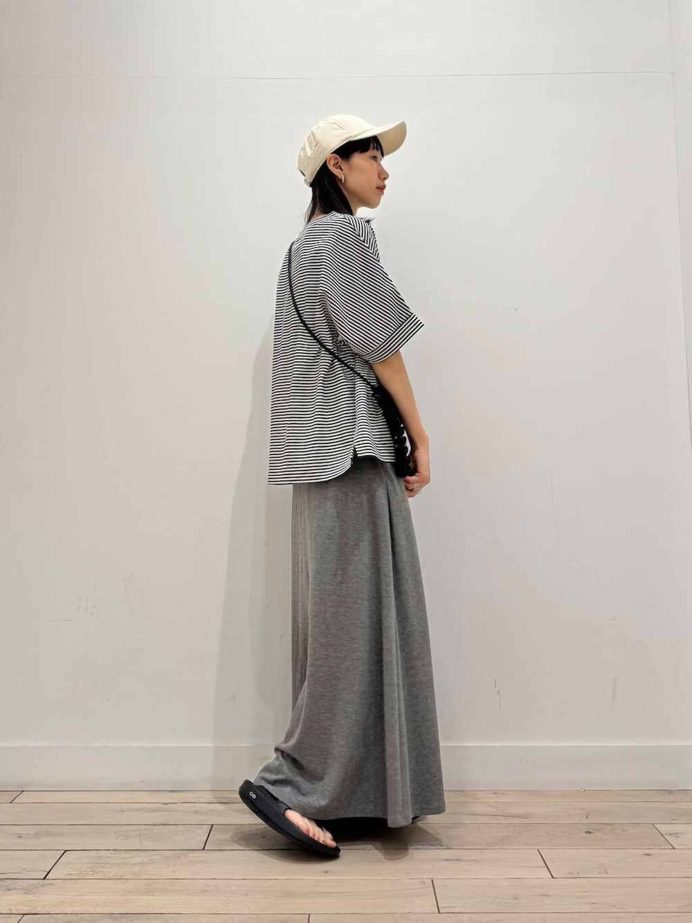 「Tシャツ、ママコーデ、ショルダーバッグ、サンダル、ボーダー、キャップ、RODESKO、SMELLY、OOFOS、doors、低身長コーデ、URTECH、30代、スウェットスカート、ブルベ夏」｜「OOFOSのOOFOS　Ooriginal（サンダル、ブラック系）」を使った、くどうさん（レディース・157cm）の夏コーディネートの2枚目の写真