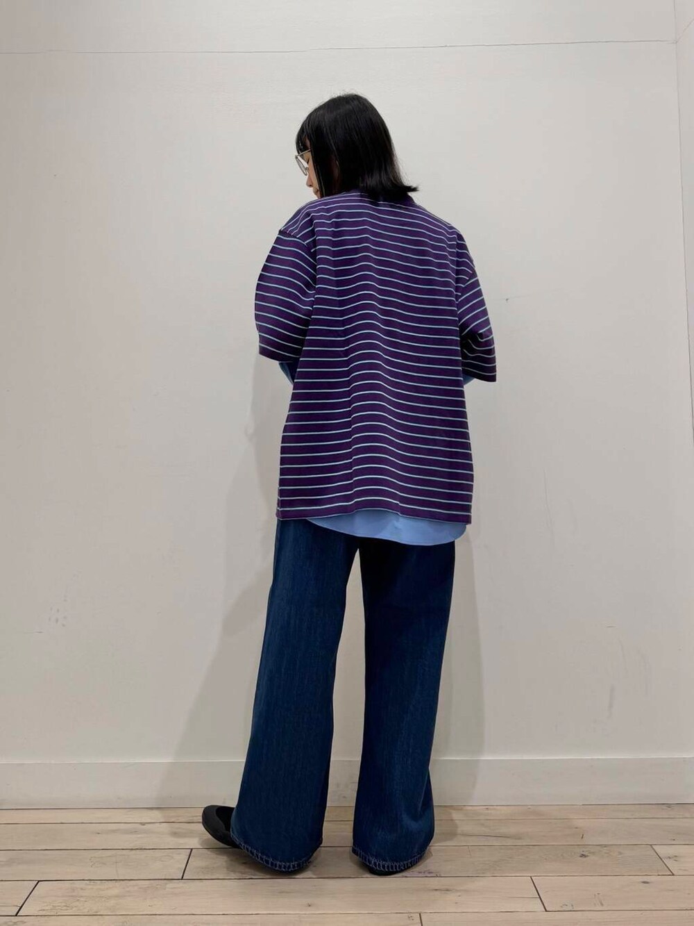 「シャツ、lee、大人カジュアル、デニム、ワイドパンツ、vans、Tシャツ、別注、ママコーデ、シンプルコーデ、ボーダー、doors、低身長コーデ、30代、ママファッション」｜「URBAN RESEARCH DOORSの『WEB/一部店舗限定サイズ』『吸水速乾』セオアルファバンドカラーロングスリーブシャツ（シャツ/ブラウス、ブルー系）」を使った、くどうさん（レディース・157cm）の春コーディネートの3枚目の写真