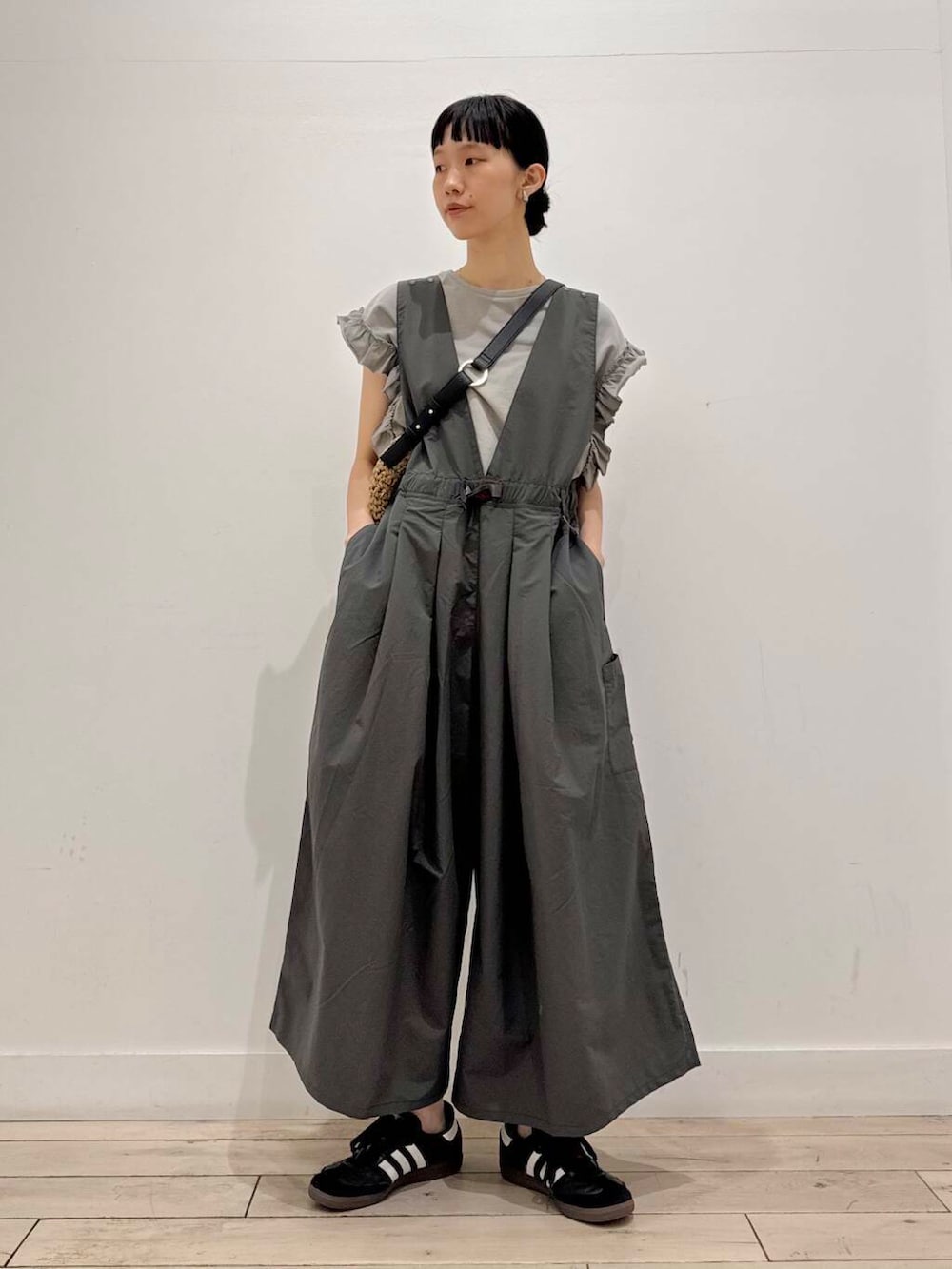 「大人カジュアル、スニーカー、ママコーデ、ショルダーバッグ、ナイロン、シンプルコーデ、RODESKO、サロペット、Gramicci、doors、低身長コーデ、EKAL、30代、ブルベ夏、骨格ナチュラル」｜「Gramicciの『別注』『撥水/2WAY仕様』GRAMICCI　アクティブナイロンサロペット（サロペット/オーバーオール、グレー系）」を使った、くどうさん（レディース・157cm）の春コーディネートの4枚目の写真