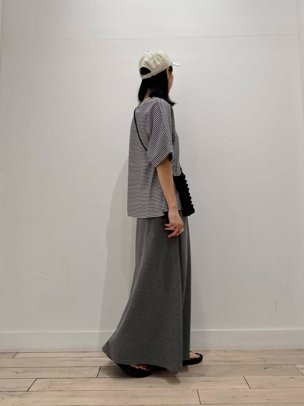 「Tシャツ、ママコーデ、ショルダーバッグ、サンダル、ボーダー、キャップ、RODESKO、SMELLY、OOFOS、doors、低身長コーデ、URTECH、30代、スウェットスカート、ブルベ夏」｜「OOFOSのOOFOS　Ooriginal（サンダル、ブラック系）」を使った、くどうさん（レディース・157cm）の夏コーディネートの3枚目の写真