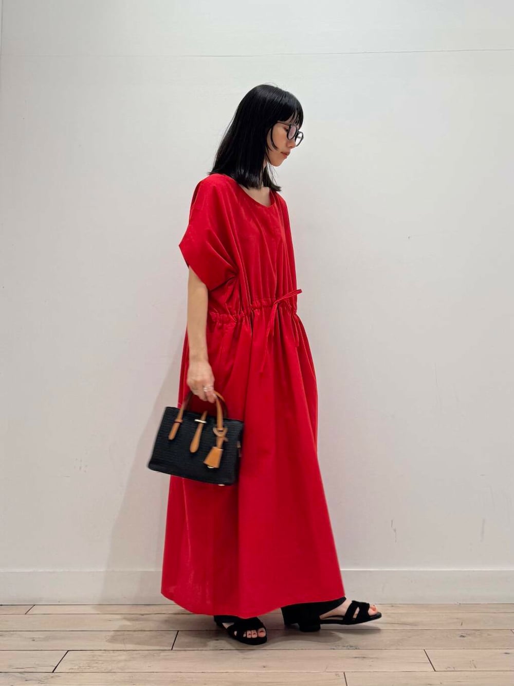 「ワンピース、デニム、イージーパンツ、ママコーデ、サンダル、RODESKO、トートバッグ、SMELLY、高機能リネン、doors、低身長コーデ、URTECH、30代、ブルベ夏、骨格ナチュラル」|「RODE SKOのチャーム付メッシュミニバッグ(ハンドバッグ、ブラック系)」を使った、くどうさん(レディース・157cm)の夏コーディネートの2枚目の写真