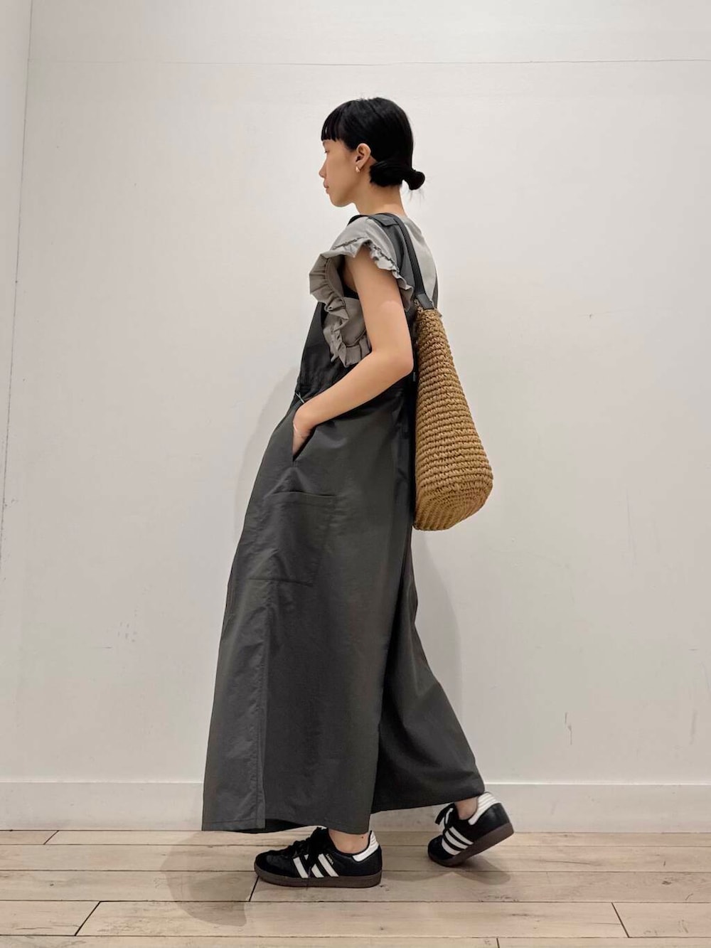 「大人カジュアル、スニーカー、ママコーデ、ショルダーバッグ、ナイロン、シンプルコーデ、RODESKO、サロペット、Gramicci、doors、低身長コーデ、EKAL、30代、ブルベ夏、骨格ナチュラル」｜「Gramicciの『別注』『撥水/2WAY仕様』GRAMICCI　アクティブナイロンサロペット（サロペット/オーバーオール、グレー系）」を使った、くどうさん（レディース・157cm）の春コーディネートの3枚目の写真