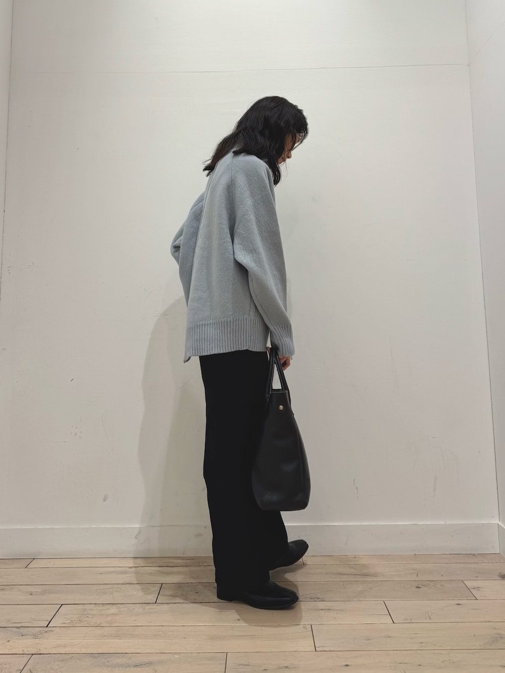 シルバー系のその他パンツ、ブラック系のトートバッグ、ブラック系のブーツを着用したレディースの秋コーディネートの2枚目の写真