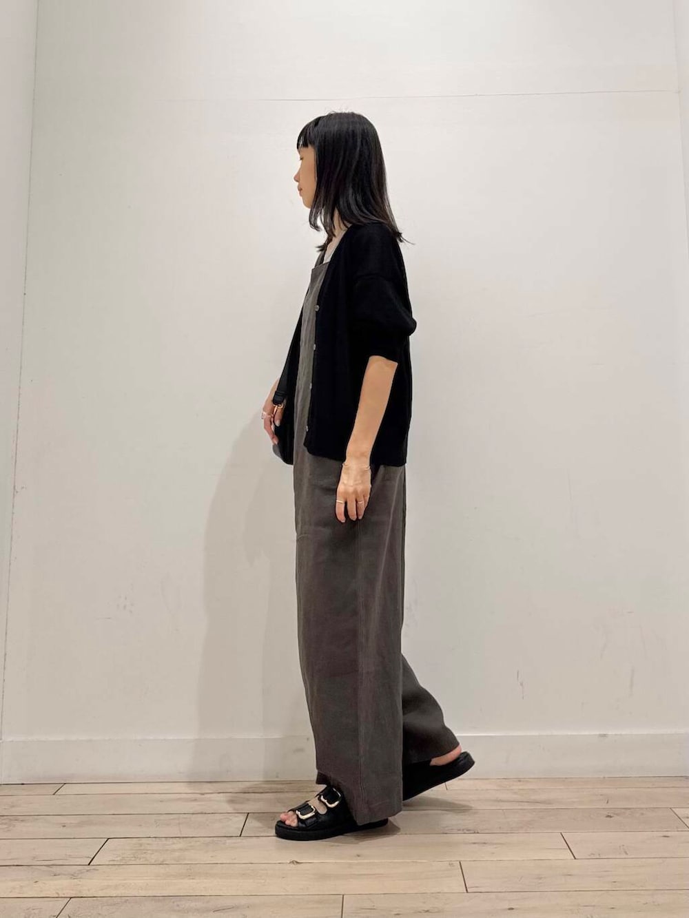 「カーディガン、ママコーデ、ショルダーバッグ、サンダル、RODESKO、SMELLY、タンクトップ、doors、低身長コーデ、30代、ブルベ夏、骨格ナチュラル、リネンサロペット、ひやサラクール」｜「RODE SKOのプレーンショルダーバッグ（ショルダーバッグ、ブラック系）」を使った、くどうさん（レディース・157cm）の夏コーディネートの6枚目の写真