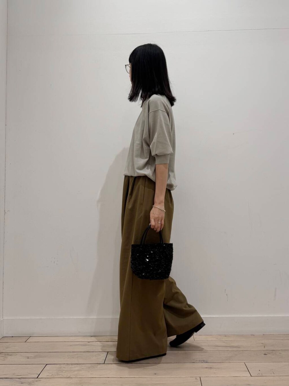 「大人カジュアル、イージーパンツ、ママコーデ、ローファー、ショルダーバッグ、シンプルコーデ、RODESKO、SMELLY、サマーニット、doors、低身長コーデ、30代、スパンコール、ブルベ夏、骨格ナチュラル」｜「RODE SKOのチェーン付きスパンコールバッグ（ショルダーバッグ、ブラック系）」を使った、くどうさん（レディース・157cm）の春コーディネートの4枚目の写真