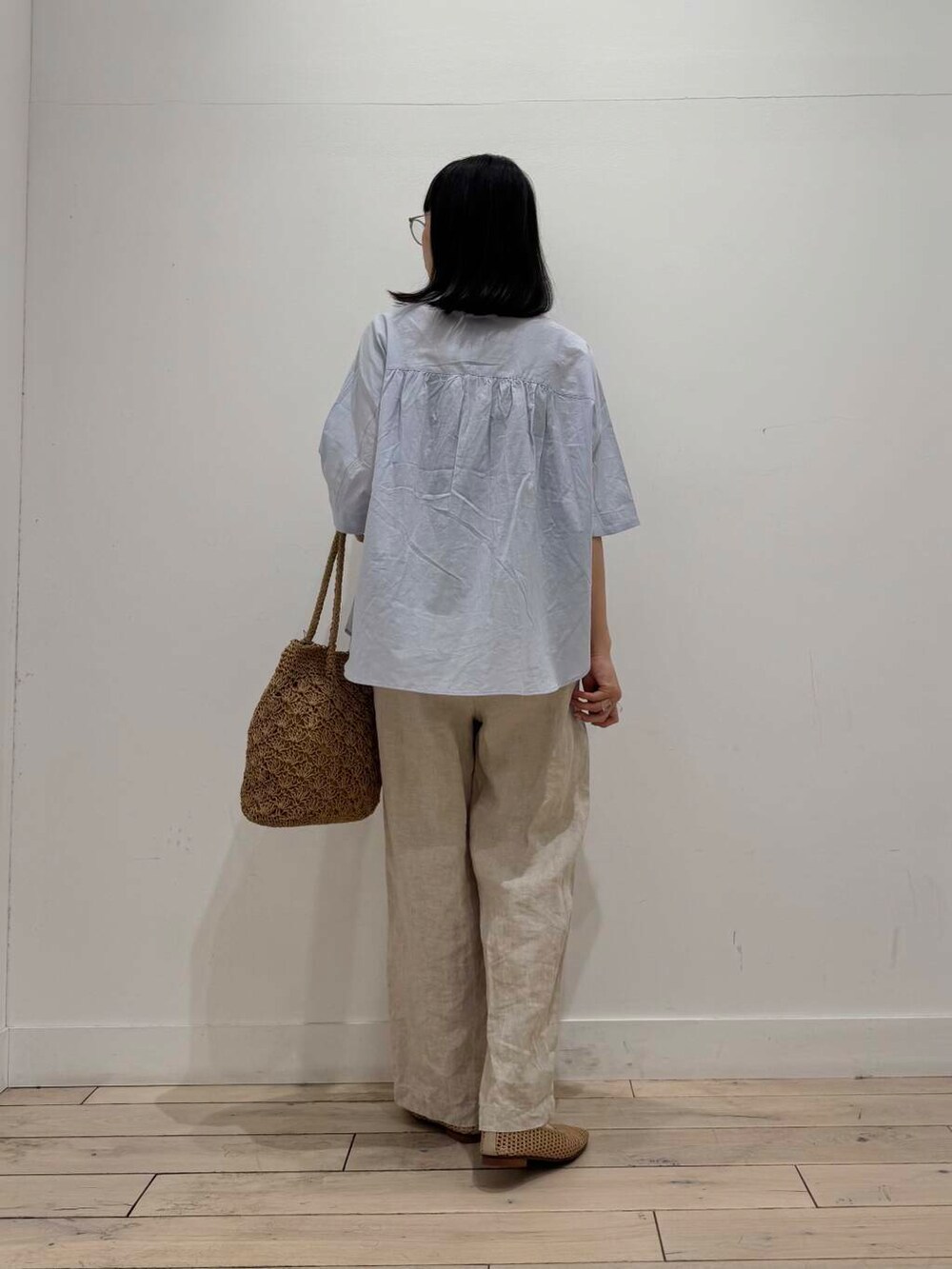 「イージーパンツ、ママコーデ、ブラウス、RODESKO、SMELLY、リネンパンツ、doors、低身長コーデ、30代、ブルベ夏、メッシュパンプス、骨格ナチュラル、ペーパーバッグ」｜「URBAN RESEARCH DOORSのリネンイージーパンツ（その他パンツ、ベージュ系）」を使った、くどうさん（レディース・157cm）の春コーディネートの3枚目の写真