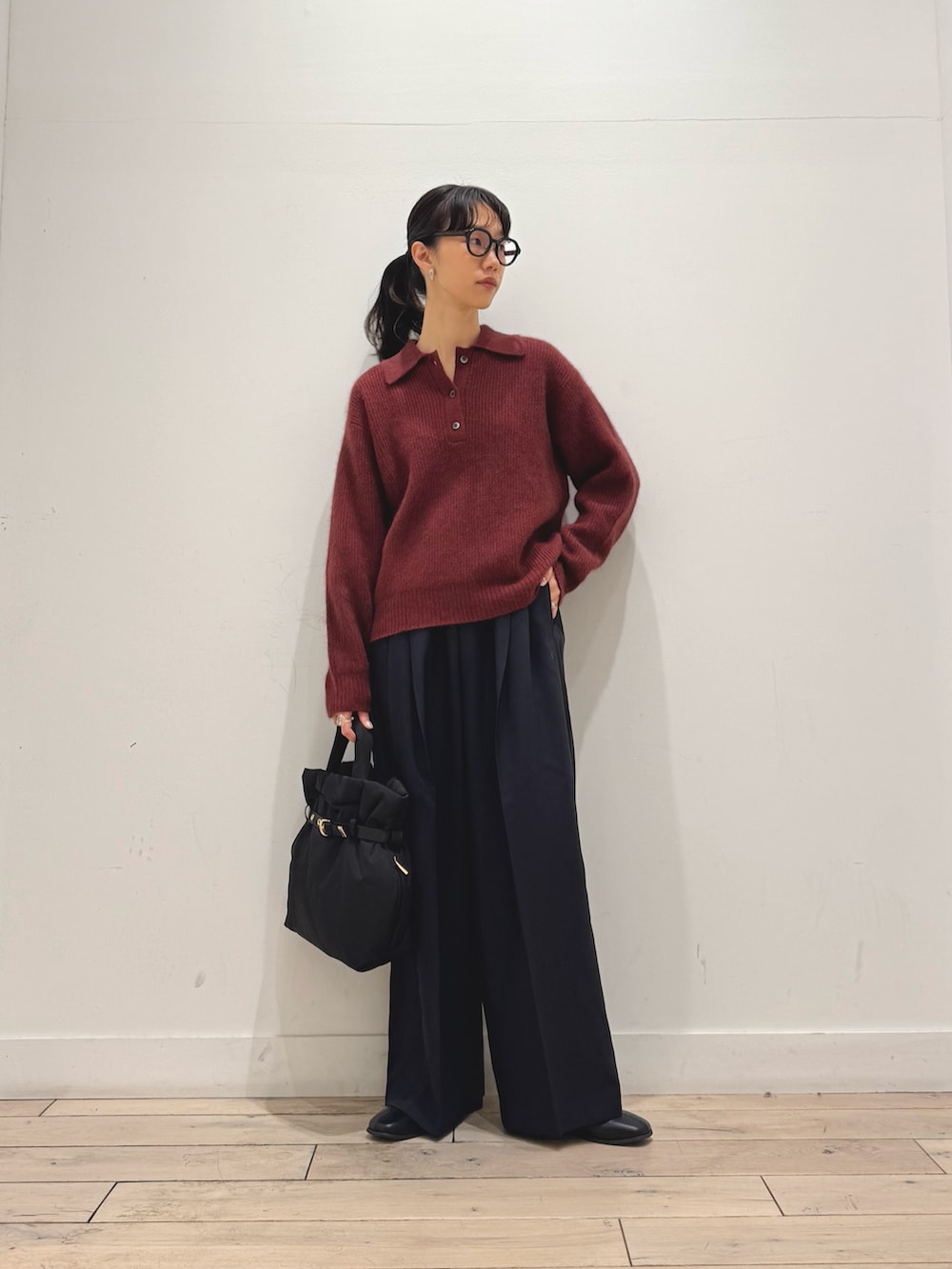 レッド系のニット/セーター、ブルー系のその他パンツ、ブラック系のブーツを着用したレディースの秋コーディネートの4枚目の写真