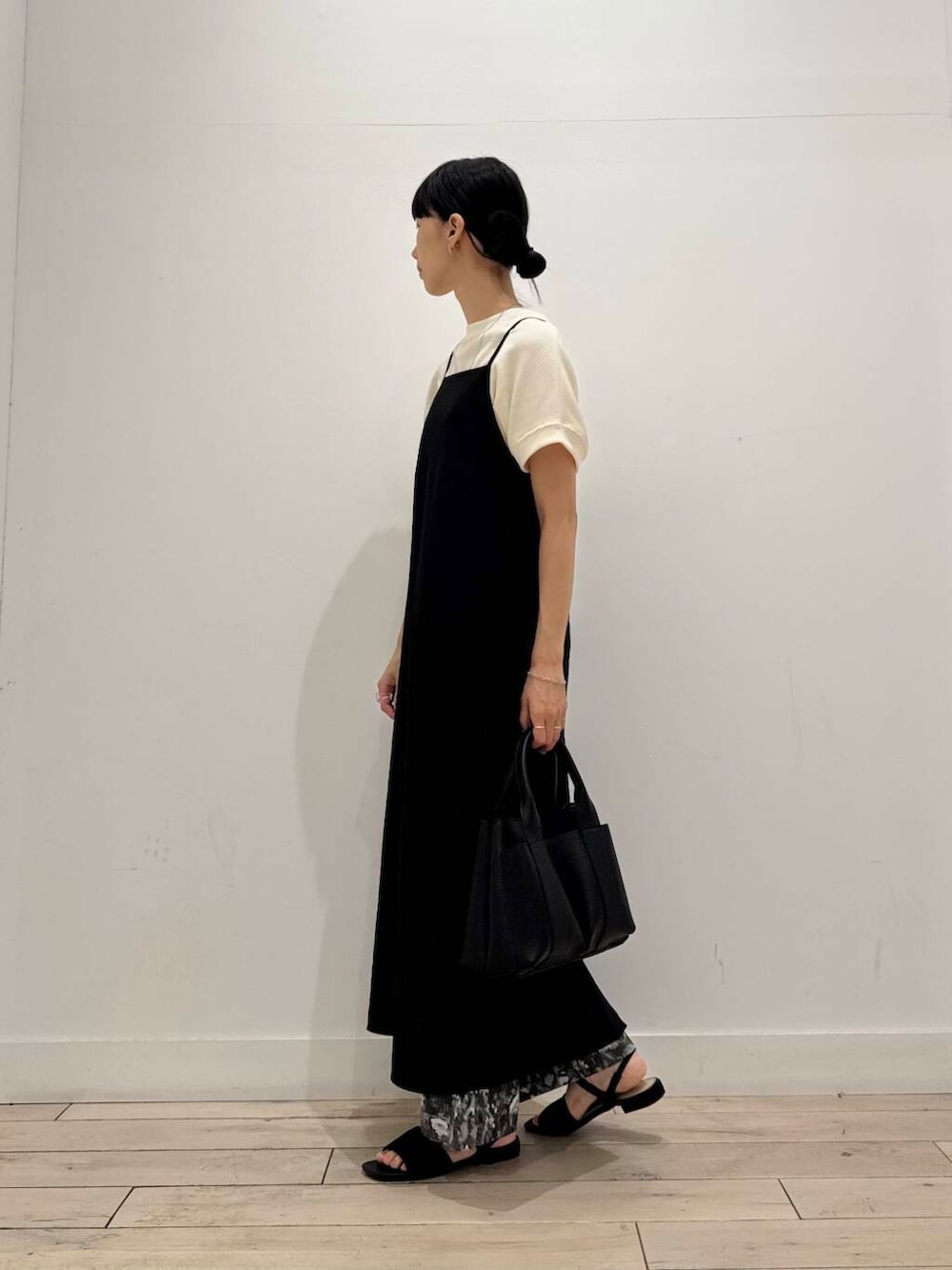 「キャミワンピース、イージーパンツ、ママコーデ、サンダル、RODESKO、トートバッグ、フラワープリント、SMELLY、フレンチスリーブ、doors、低身長コーデ、30代、ブルベ夏、骨格ナチュラル、洒落見えイージーパンツ×サンダル」|「SMELLYのSMELLY so’ cable chain necklace(ネックレス、シルバー系)」を使った、くどうさん(レディース・157cm)の夏コーディネートの4枚目の写真
