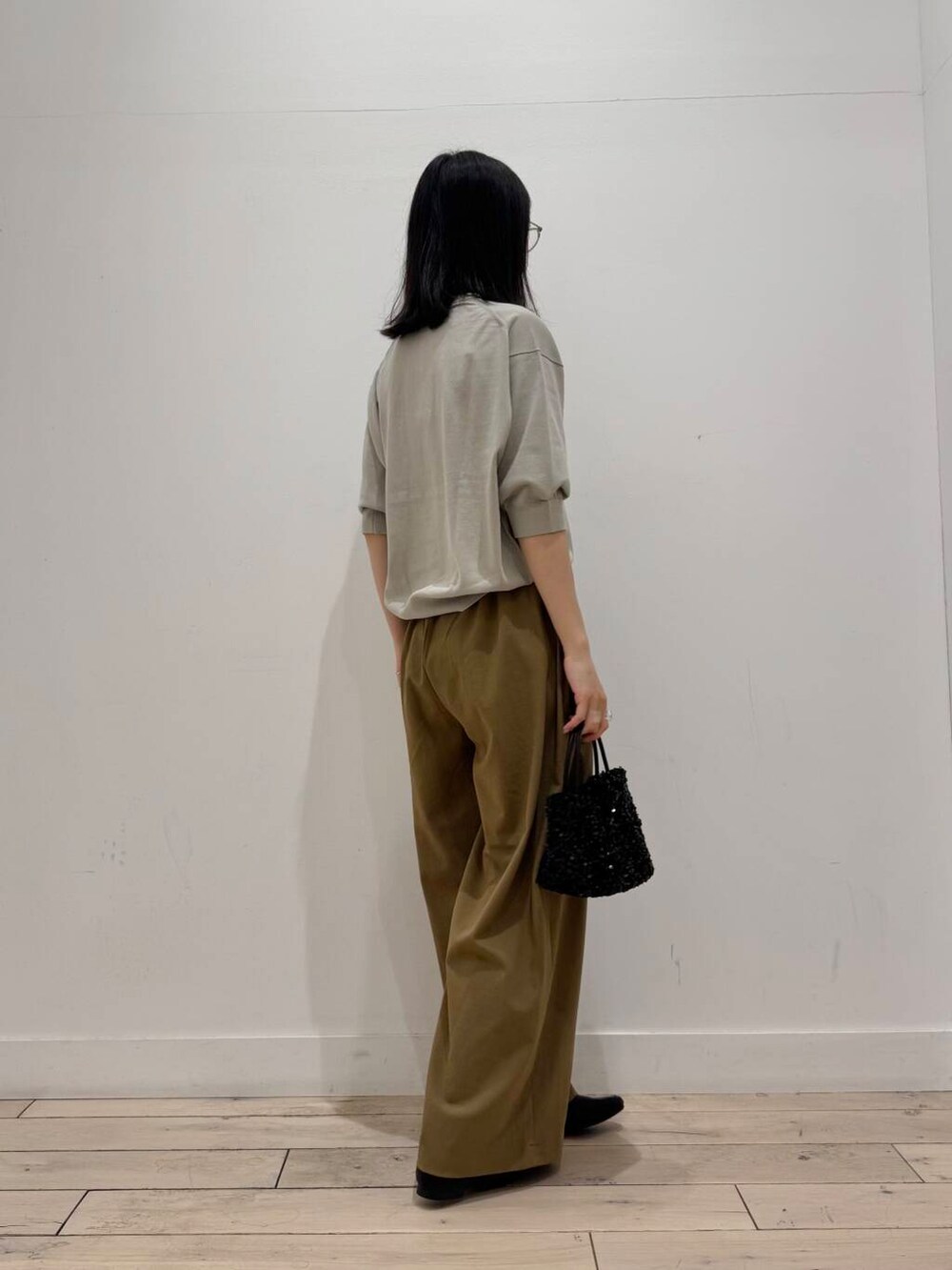 「大人カジュアル、イージーパンツ、ママコーデ、ローファー、ショルダーバッグ、シンプルコーデ、RODESKO、SMELLY、サマーニット、doors、低身長コーデ、30代、スパンコール、ブルベ夏、骨格ナチュラル」｜「RODE SKOのチェーン付きスパンコールバッグ（ショルダーバッグ、ブラック系）」を使った、くどうさん（レディース・157cm）の春コーディネートの2枚目の写真