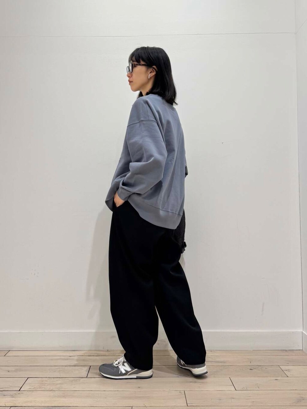 「大人カジュアル、スニーカー、別注、ママコーデ、スウェット、シンプルコーデ、doors、低身長コーデ、コクーンパンツ、30代、newbalance、ママファッション、カラースウェット、ブルベ夏、骨格ナチュラル」｜「URBAN RESEARCH DOORSのスウェットクルーネックプルオーバー（スウェット、ブルー系）」を使った、くどうさん（レディース・157cm）の春コーディネートの4枚目の写真
